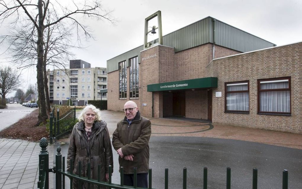 Johan en Ally Naberman weten zich sterk verbonden aan de gereformeerde gemeente van Drachten. beeld RD, Anton Dommerholt