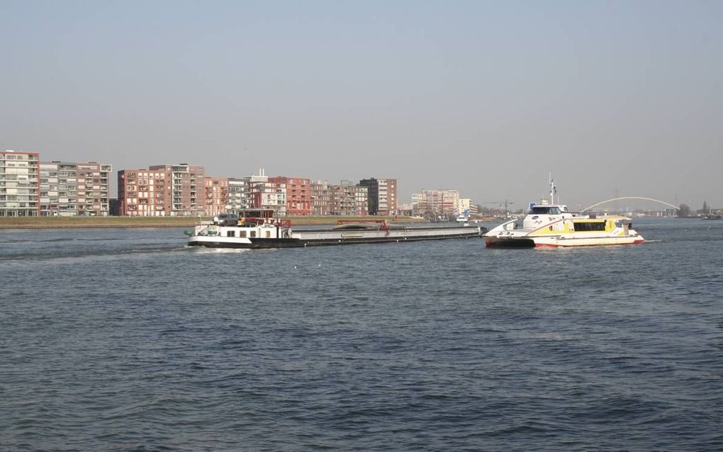 Een waterbus bij Dordrecht. De SGP in Hardinxveld-Giessendam wil dat ook Hardinxveld een halte krijgt.  beeld André Bijl