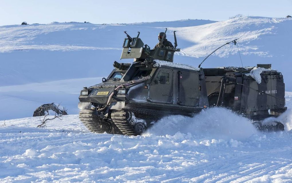 Een Viking rupsvoertuig van het Korps Mariniers rukt op in het besneeuwde berglandschap van Noord-Noorwegen. beeld André Dorst