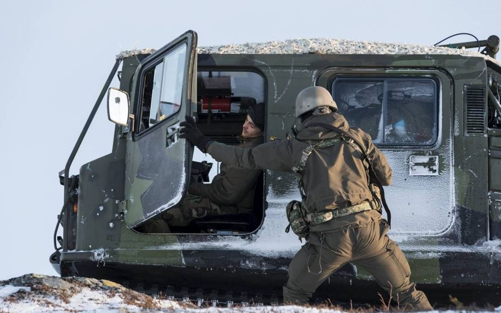 Een marinier overmeestert een 'vijand' tijdens de wintertraining in Noorwegen van het Korps Mariniers. beeld André Dorst