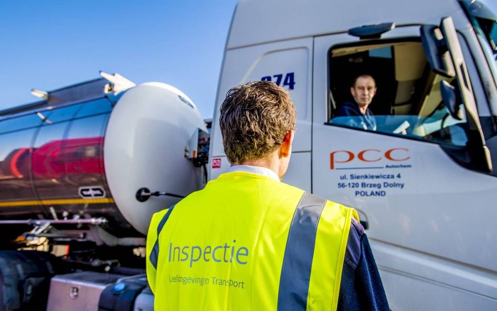 Een controleur praat met een Poolse chauffeur over het verbod om de weekendrust in de cabine door te brengen. beeld ANP, Robin Utrecht