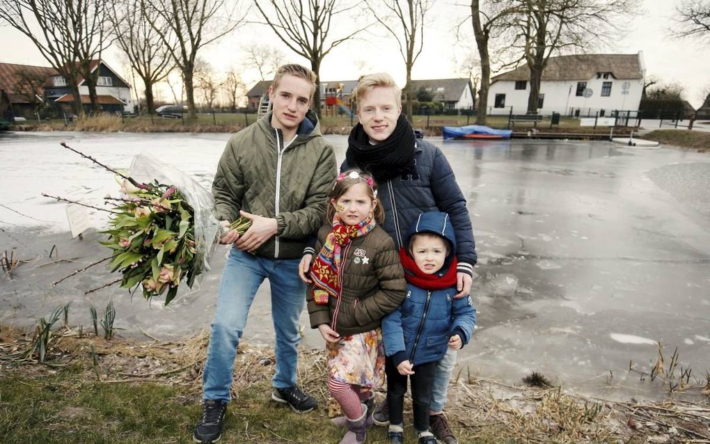 Rozemarijn (6) en Alexander (3) van Slooten uit Nieuwer ter Aa zijn op een wonderlijke manier gespaard toen ze door het ijs zakten. Jeroen (links) en Bas Lindhout hoorden hulpgeroep en wisten de kinderen op de kant te krijgen. beeld Ruud Voest