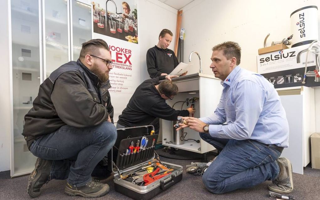 Technisch trainer Ronald in’t Veld (r.) heeft een mbo-bedrijfsopleiding ontwikkeld bij de DB Keukengroep. Hij gaat nog elke week een keer mee om een keuken te plaatsen. beeld Wim van Vossen