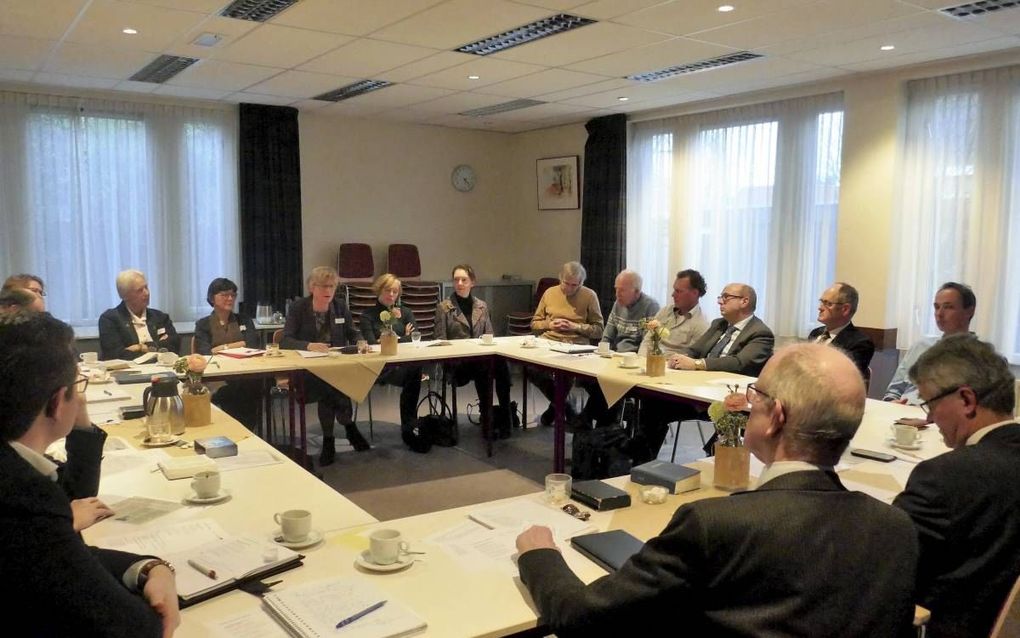 Zo’n twintig hbo-theologen ontmoetten elkaar donderdag in Woudenberg. De bijeenkomst werd geleid door drs. P. J. Vergunst en dr. M. J. Paul (rechts vooraan) namens de Gereformeerde Bond (GB) in de Protestantse Kerk en de Theologische Hogeschool van de Ger