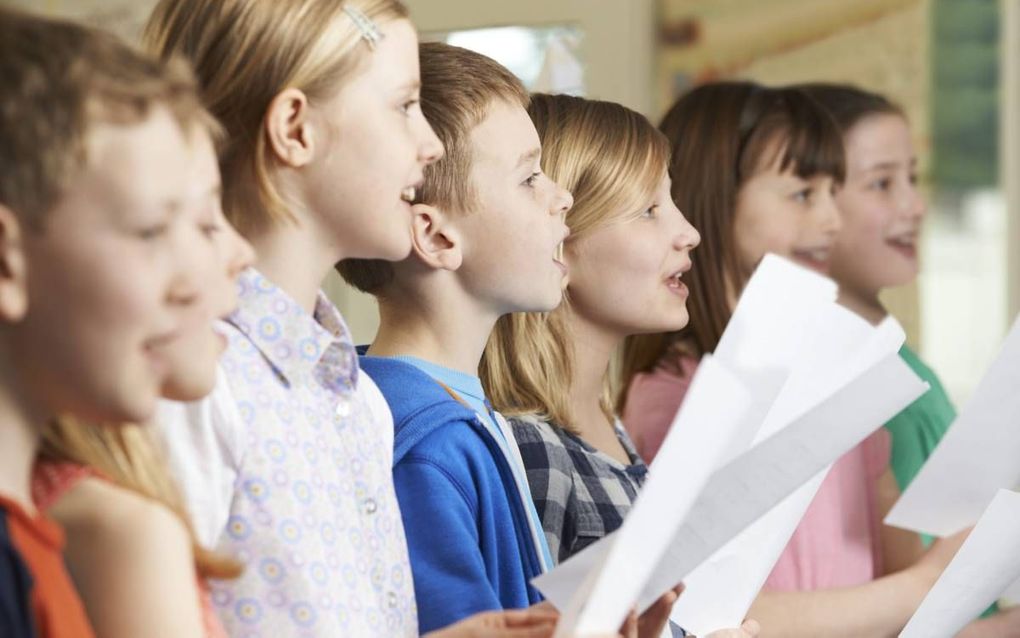 „Laten we van onze broeders en zusters ver weg hun aandacht voor zingen overnemen, met psalmen en liederen die de kerk van alle tijden en plaatsen zingt en gezongen heeft.” beeld iStock