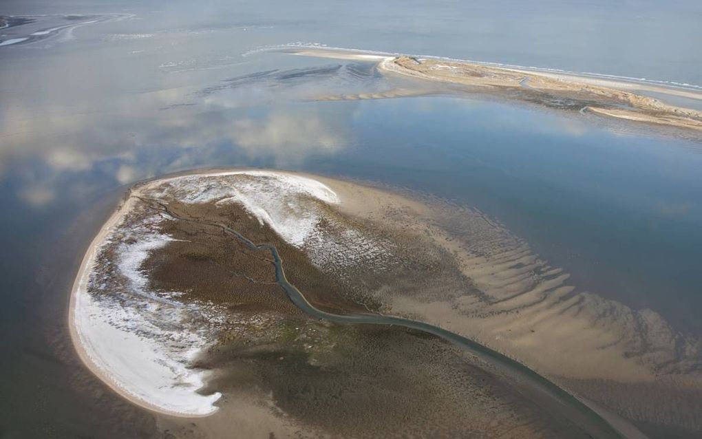 Het besneeuwde Waddeneiland Zuiderduintjes. beeld Flying Focus