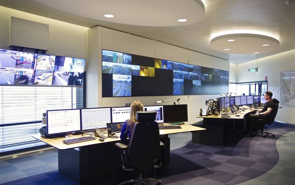 Medewerkers van de NV Westerscheldetunnel houden in de controlekamer het verkeer door de tunnel in de gaten. De oeververbinding tussen Zuid-Beveland en Zeeuws-Vlaanderen bestaat woensdag 15 jaar.  beeld Van Scheyen Fotografie