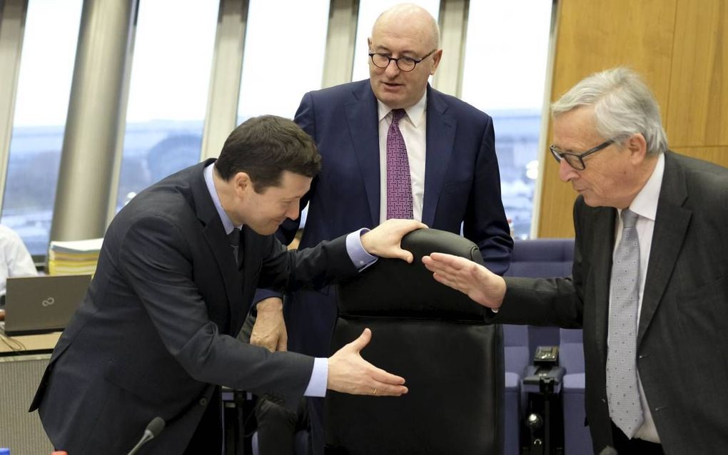 De nieuwe secretaris-generaal van de Europese Commissie, Martin Selmayr (l.) met voorzitter Jean-Claude Juncker (r.), maandag. beeld EPA, Olivier Hoslet