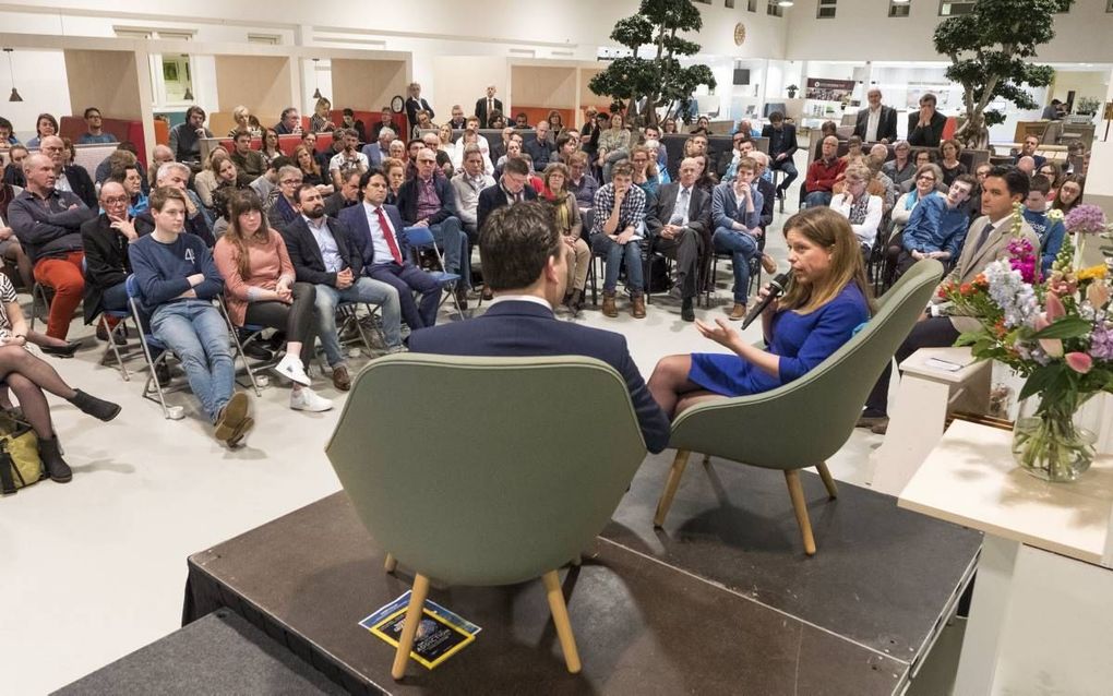 Studenten en andere belangstellenden gingen maandag in Ede met minister Schouten (voorgrond) in gesprek over de waarde van voedsel. beeld Niek Stam