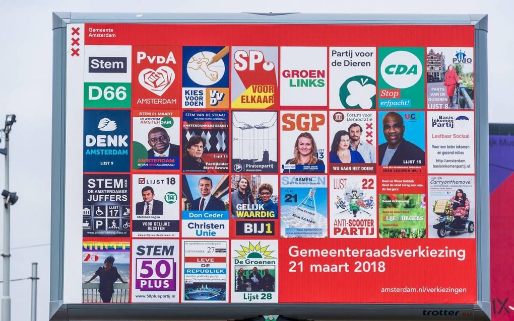 „Inmiddels zou bijna tweederde van de SGP-raadsleden geen wezenlijke moeite meer hebben met vrouwen in de SGP-gemeenteraadsfracties.” Foto: verkiezingsbord op het Museumplein in Amsterdam. beeld ANP, Lex van Lieshout