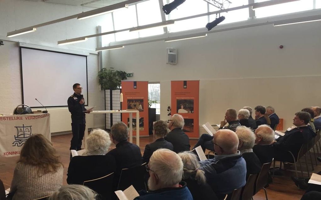 Vlootaalmoezenier Frank Kamp leidt een dienst op zee om een indruk te geven van het werk van geestelijk verzorgers bij de marine. beeld RD