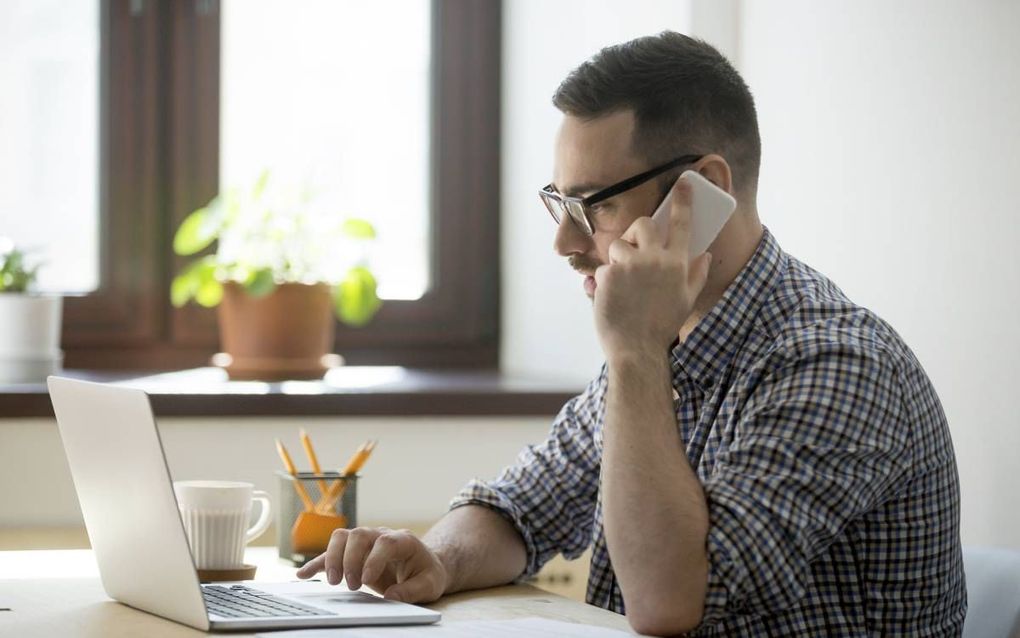 Bij lange gesprekken is het verstandig om te telefoneren op luidsprekerstand of met een oorsnoertje. beeld iStock
