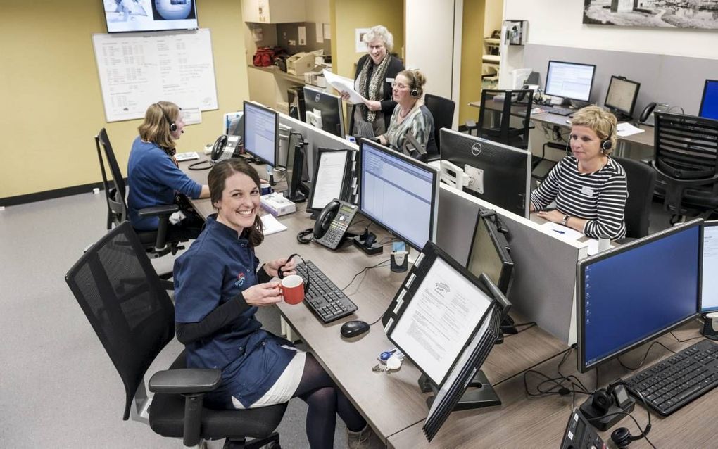 Triagist Sonja Zweistra (34) op de centrale huisartsenpost in Gorinchem. beeld Sjaak Verboom