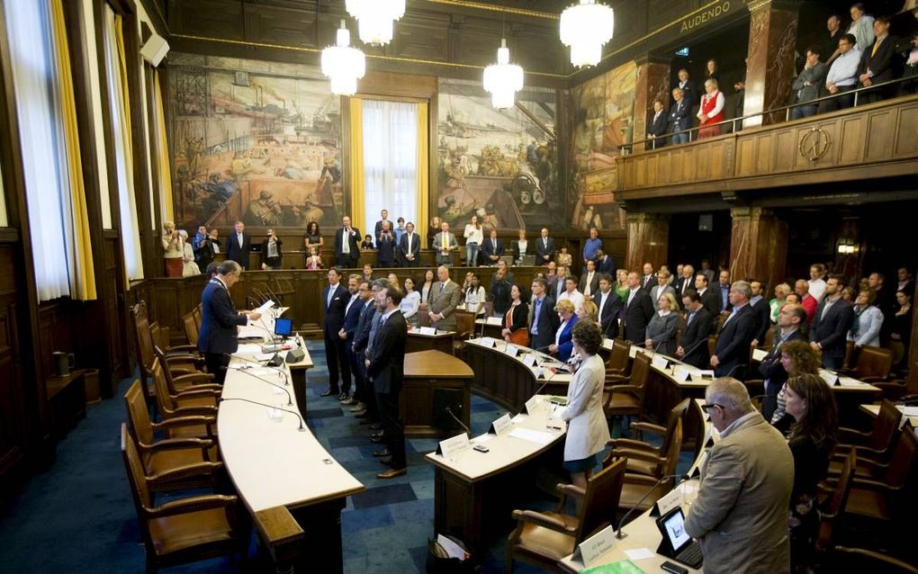 Burgemeester Aboutaleb van Rotterdam spreekt de nieuwe wethouders toe bij hun installatie in mei 2014. Drie van de zes eindigden niet als wethouder. De Jonge (2e van l.) maakte promotie tot minister. Langenberg (3e van l.) en Schneider (2e van r.) traden 