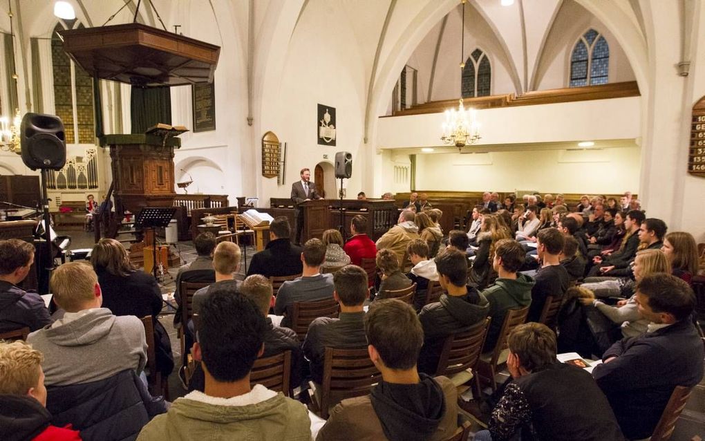 „Abstracte taal en symbooltaal worden door mensen met autisme vaak moeilijk begrepen, terwijl zulke taal bijvoorbeeld in de kerk veel gebruikt wordt.” Foto: interkerkelijke herdenking van de Reformatie in de Oude Kerk in Barneveld. beeld RD, Anton Dommerh