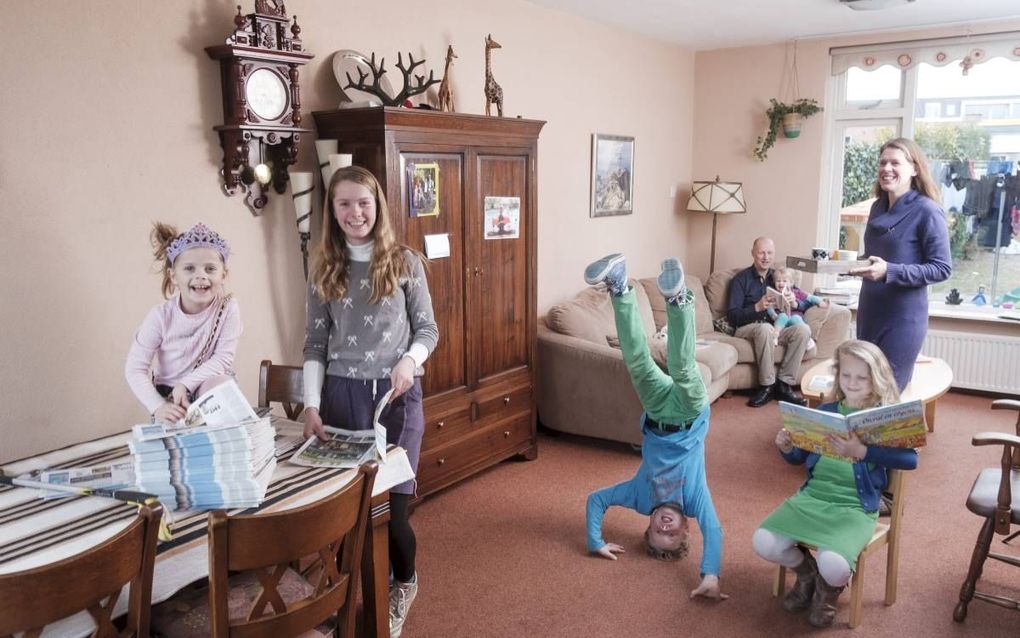 De familie Hulsman uit Houten leeft van 12,50 euro per persoon per week. V.l.n.r.: Edith, Ida, Menno, vader Hessel, Martine, Hanna en moeder Corrie. beeld Sjaak Verboom