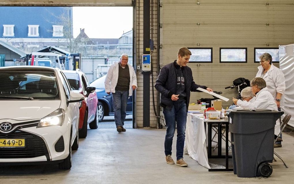 Inwoners van de gemeente Zuidplas brachten woensdagmorgen hun stem voor de Tweede Kamerverkiezingen uit bij een drive-instembureau in Zevenhuizen. In 335 gemeenten kunnen mensen woensdag raadsleden kiezen. Bovendien wordt er gestemd in het referendum over