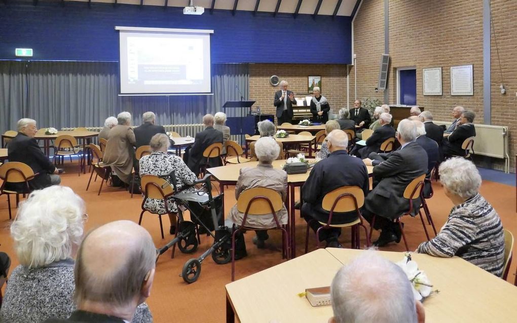 Bezoekers van de bijeenkomst voor hervormd-gereformeerde emeritus predikanten en predikantsvrouwen in Veenendaal. Vooraan v.l.n.r.: ds. P. Vermaat, ds. C. van den Berg en mevrouw R. van den Berg. beeld RD