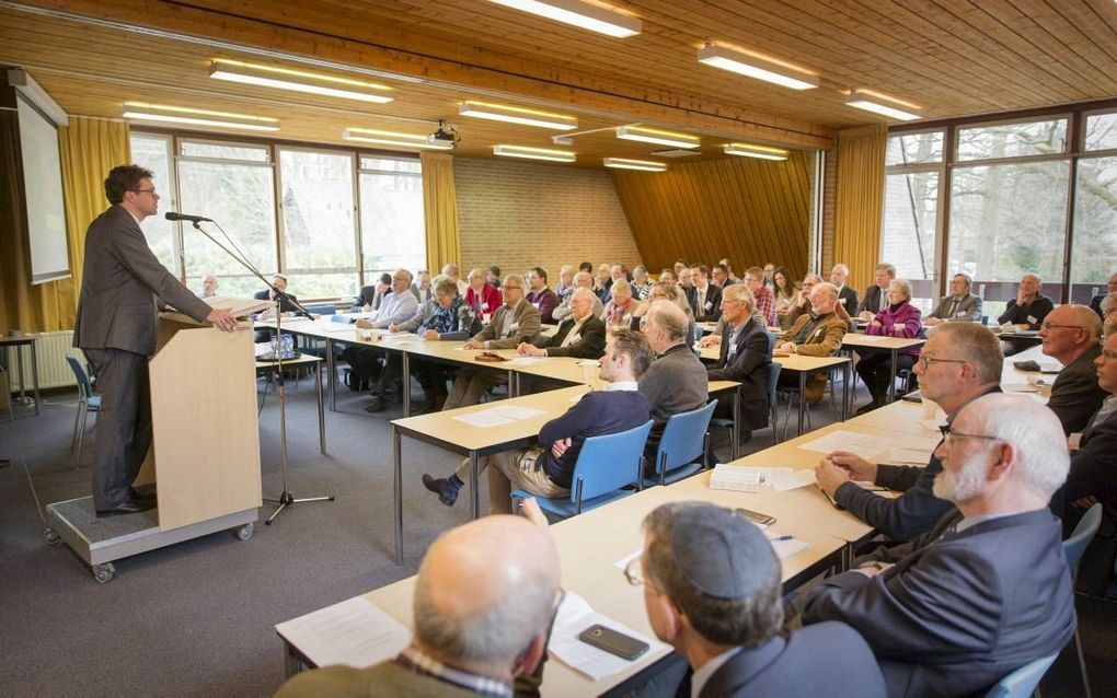 In een collegezaal van de Theologische Universiteit Apeldoorn had woensdagmiddag en -avond een studiebijeenkomst plaatst over Israël en de kerk. Een van de sprekers was dr. Bart Wallet (achter de katheder). beeld RD, Henk Visscher