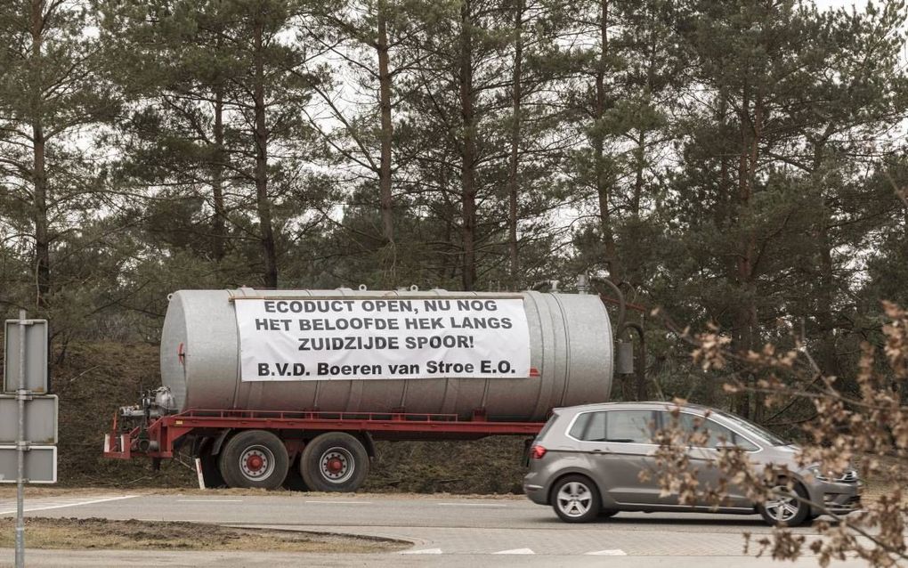 Boeren zetten vrijdag uit protest een giertank met een spandoek bij de feestelijke opening van ecoduct Kootwijkerzand.  beeld André Dorst