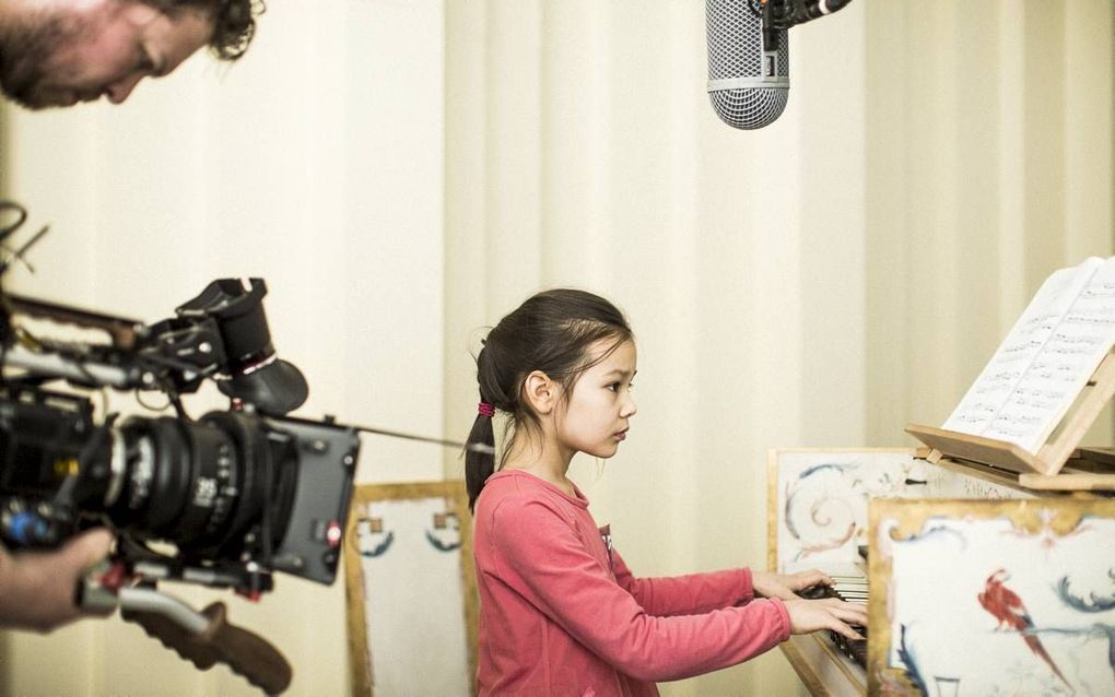 De Nederlandse Bachvereniging nodigde voor het project ”All of Bach” een aantal kinderen en jongeren uit om de 15 inventies van Bach uit te voeren, onder wie Anna Kuvshinov. beeld Wouter Jansen