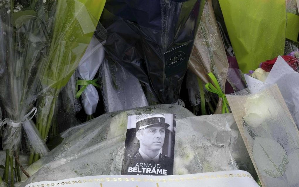 Fransen zijn vol respect voor Arnaud Beltrma, de officier van de gendarmerie die zich vrijdag opofferde aan een terrorist.  beeld AFP, Eric Cabanis