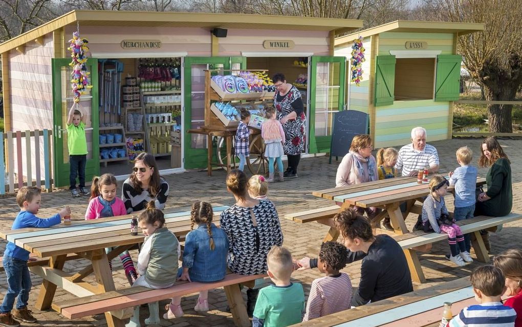 Het streekcentrum in Groot-Ammers kreeg een nieuwe impuls. Het heet nu Avonturenboerderij Molenwaard. De ooievaars zijn echter gewoon gebleven. beeld André Bijl