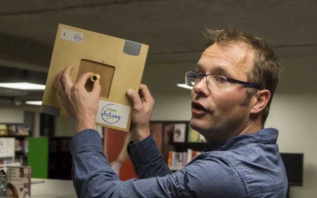 Jasper Kok-Roosjen toont een kastje, waarmee deelnemers aan het Autisme Belevingscircuit de werkelijkheid bij elkaar moeten puzzelen. beeld Michael Hartwigsen