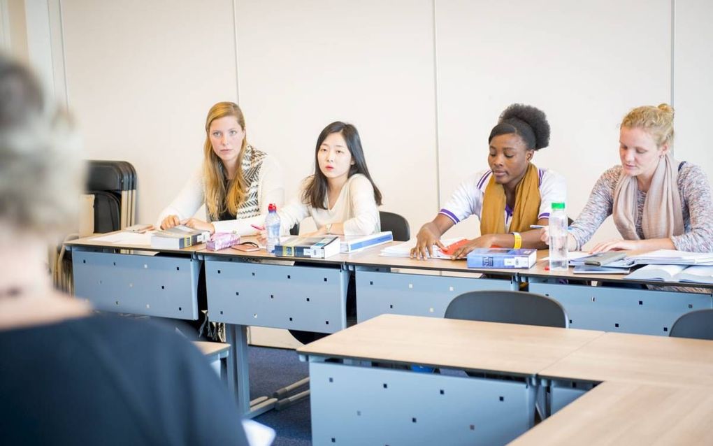 Internationale studenten in de schoolbanken van Driestar educatief. beeld Cees van der Wal