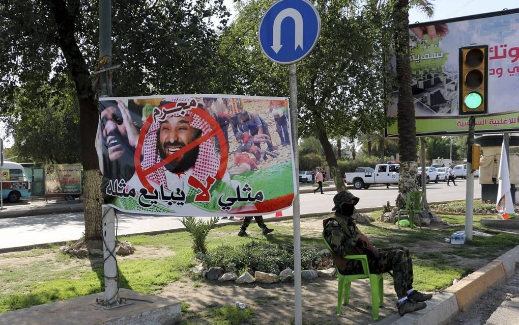 Leden en sympathisanten van de sjiitische Hezbollahmilitie in Irak protesteerden vorige week tegen een bezoek van de Saudische kroonprins Mohammed bin Salman aan Bagdad. „Een crimineel”, stelt dit spandoek. Het soennitische Saudi-Arabië staat op gespannen