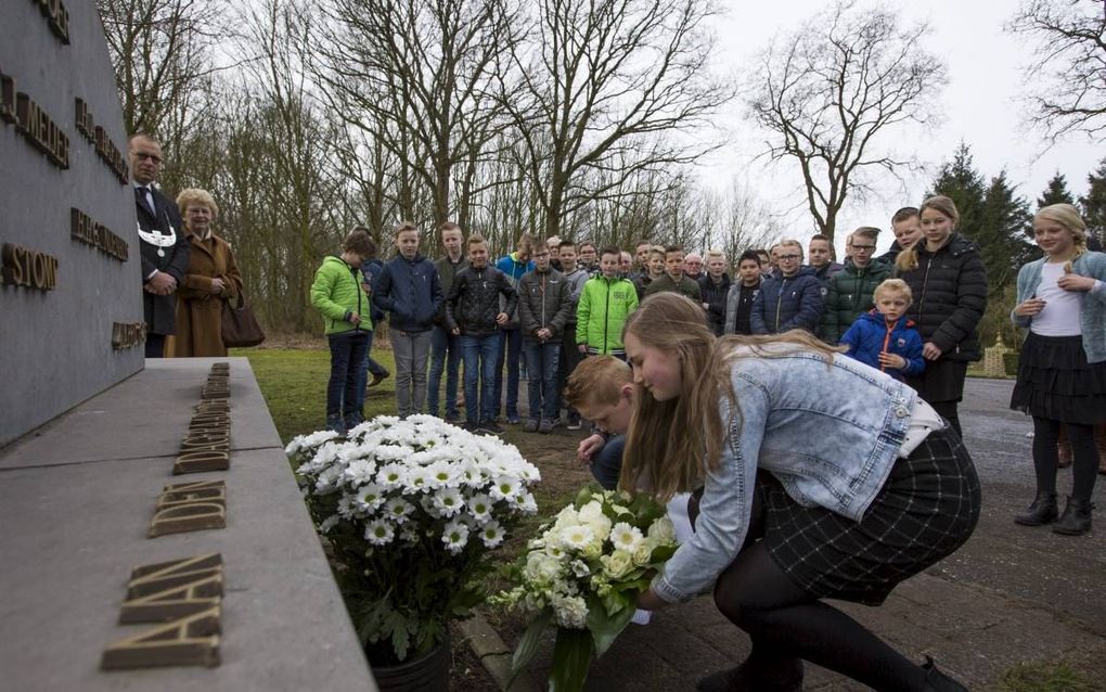 Leerlingen van de Ds. Harmen Doornveldschool in Staphorst herdachten vanmorgen de executie van vijf Meppeler verzetslieden in 1945. Geheel links burgemeester T. C. Segers van Staphorst en mevrouw Tuik. Zij heeft als meisje van 11 de levenloze lichamen zie