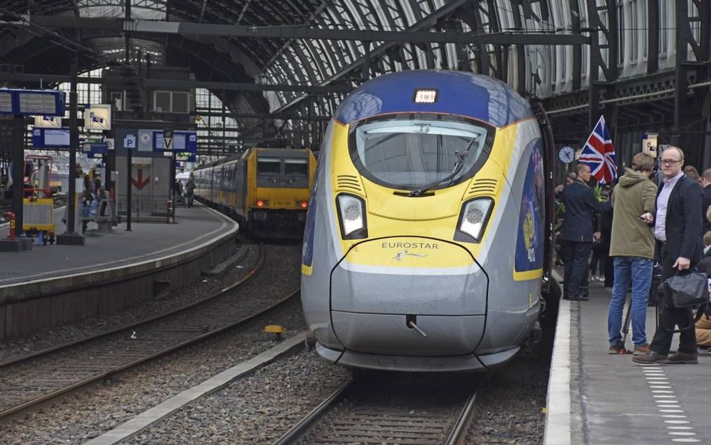 De eerste Eurostar-trein uit Londen komt woensdag aan op station Amsterdam-Centraal. beeld Pieter Beens