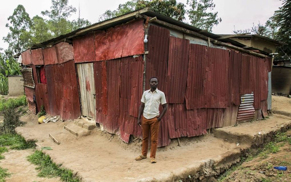 Pastor Eugene Nshyimiyabo bij zijn kerk in Kigali. Zijn Heilige Stad Kerk is één van de 6000 kerken in Rwanda die dicht moesten. beeld AFP, Cyril Ndegeya