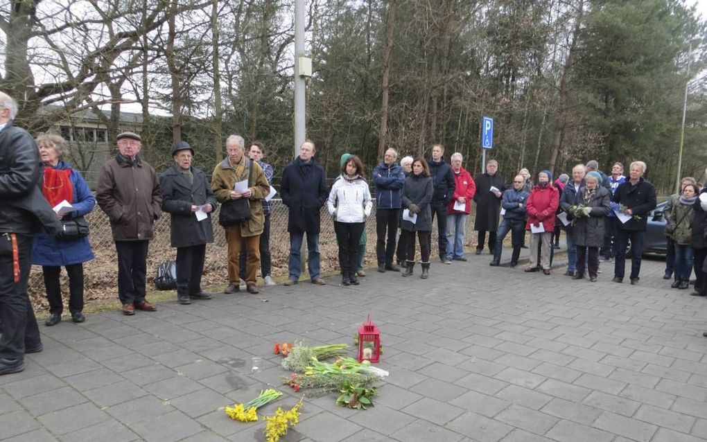 Deelnemers aan wake voor uitgeprocedeerde asielzoekers bij Kamp Zeist.  beeld Jeannette van Andel