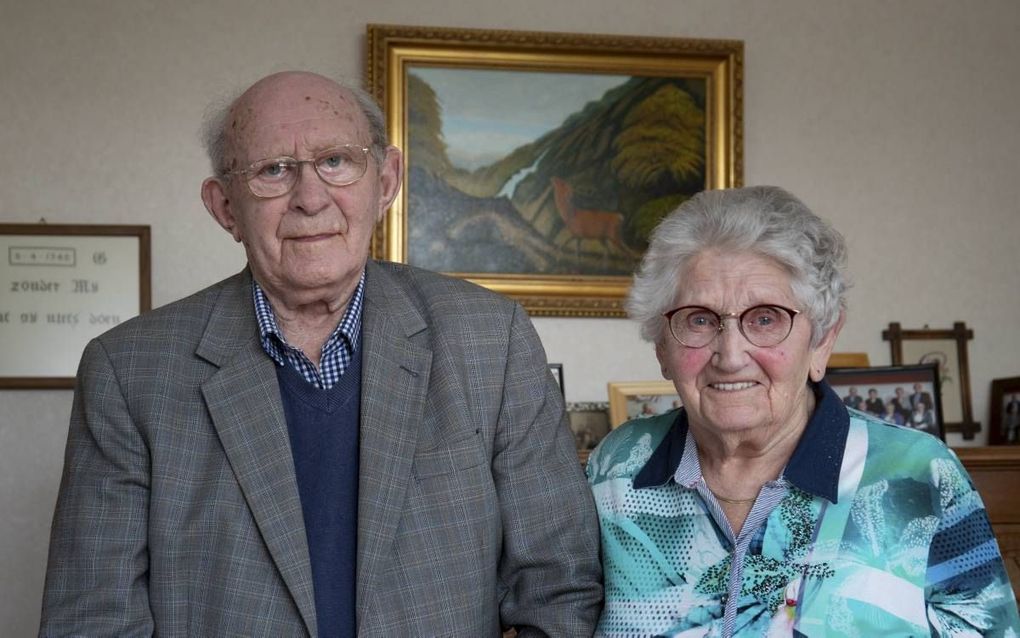 Jan en Gé Teune waren zondag zeventig jaar getrouwd. Ze wonen al hun hele huwelijk aan de Venedijk Noord in Kampen, waar ze een veehouderij hadden. beeld Freddy Schinkel