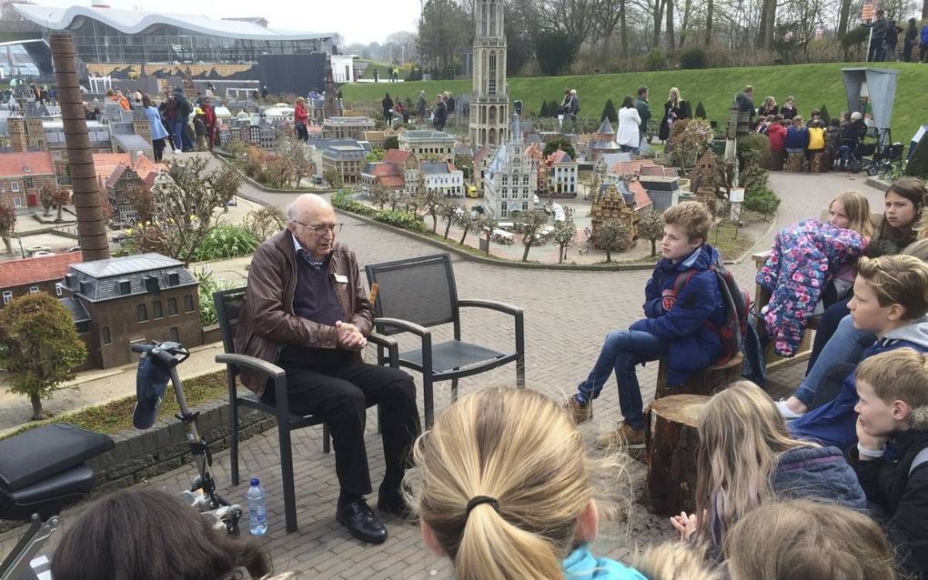 M. de Groot ontsnapte aan arrestatie doordat hij bij de buren speelde. Maandag was hij in Madurodam een van de twaalf vertellers over de Tweede Wereldoorlog. beeld RD