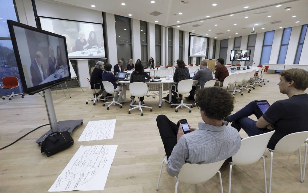 Een handjevol mensen keek woensdagavond toe hoe de onderhandelaars van de beoogde coalitiepartijen vergaderden in de raadszaal van Wageningen. beeld VidiPhoto