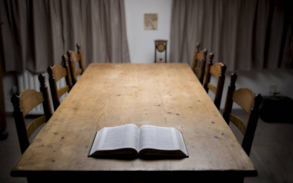 „In de weg van de huisgodsdienst zullen we knielen bij het Woord, waarin de levende God Zichzelf bekendmaakt in Zijn Zoon Jezus Christus, dé identiteit van God.” beeld Sjaak Verboom