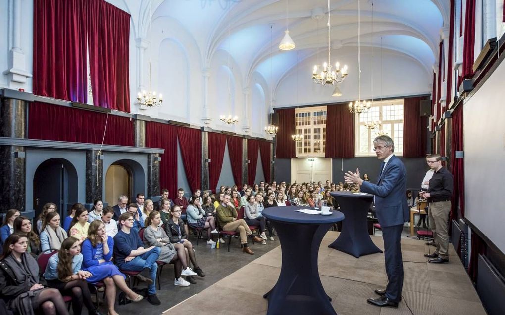 „De identiteit staat of valt met wat er ín de school gebeurt”, zei minister Slob van Onderwijs gisteren in Biezenmortel in gesprek met pabostudenten van Driestar hogeschool. beeld Rob Nelisse