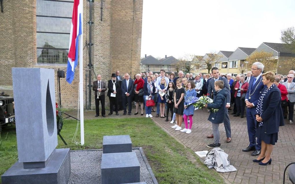 Burgemeester Borgdorff en zijn vrouw (r) onthulden zaterdag in Westmaas een oorlogsmonument ”De Traan”. Kunstenaar Eelse Bies uit Maasdam ontwierp het en las ook het gelijknamige gedicht voor, dat besloot met: „De Traan is het teken van gedenken in vrijhe