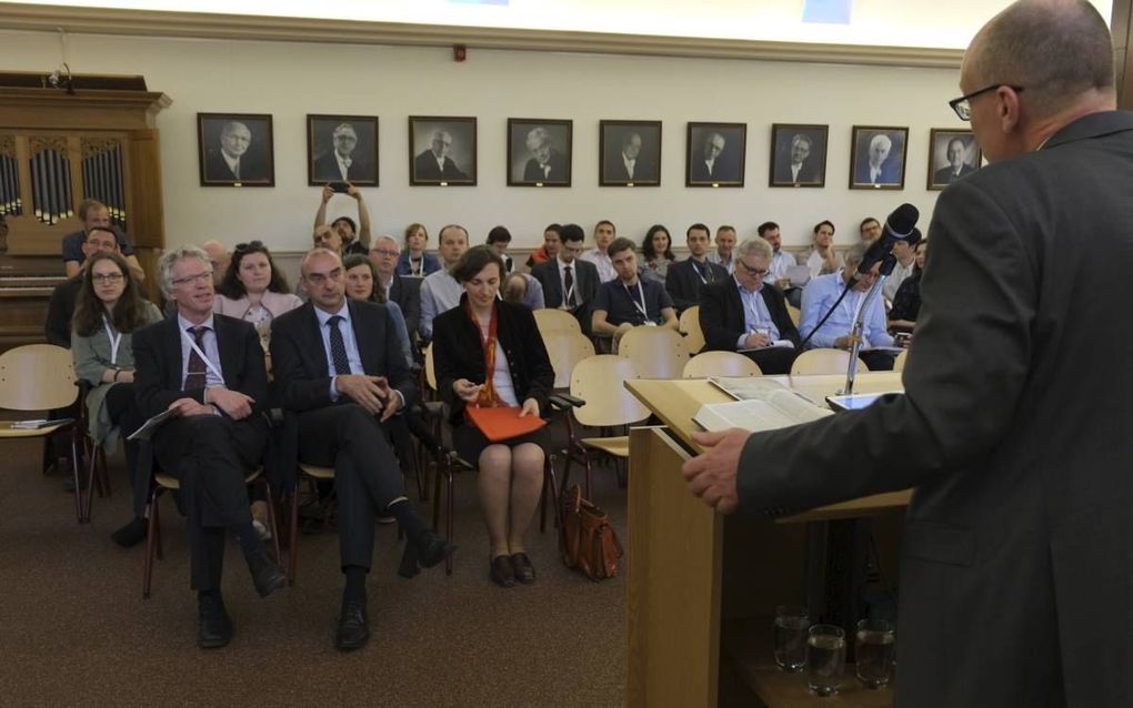 De Comenius Conferentie had woensdag plaats aan de Theologische Universiteit Kampen (TUK). Zittend v.l.n.r.: prof. dr. Henk de Roest (PThU, president Comenius Conferentie), prof. dr. Roel Kuiper (TUK) en prof. dr. Dorottya Nagy (PThU). Staand achter kathe