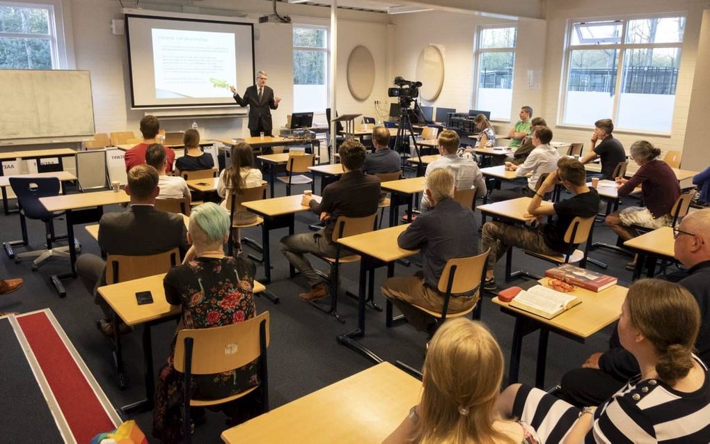 Prof. dr. M. J. Paul vertelde donderdag in Amersfoort over zijn boek ”Waar komen wij vandaan? Waarom de Bijbel een betrouwbaar antwoord geeft.” Zo’n 75 belangstellenden bezochten de bijeenkomst. beeld Sjaak Verboom