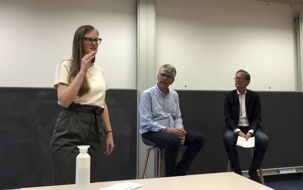 Prof. Hans Boutellier (r.) en prof. Jan Hoogland tijdens de discussie. VU-studente Annetoos Struik , tevens lid van het Veritas Forum, leidde het gesprek met de zaal. beeld RD