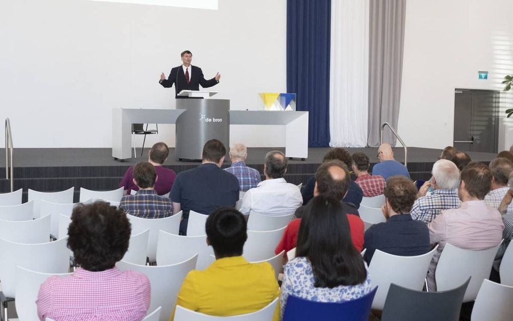 Prof. dr. B. A. Zuiddam tijdens zijn inleiding vrijdag. beeld Sjaak Verboom