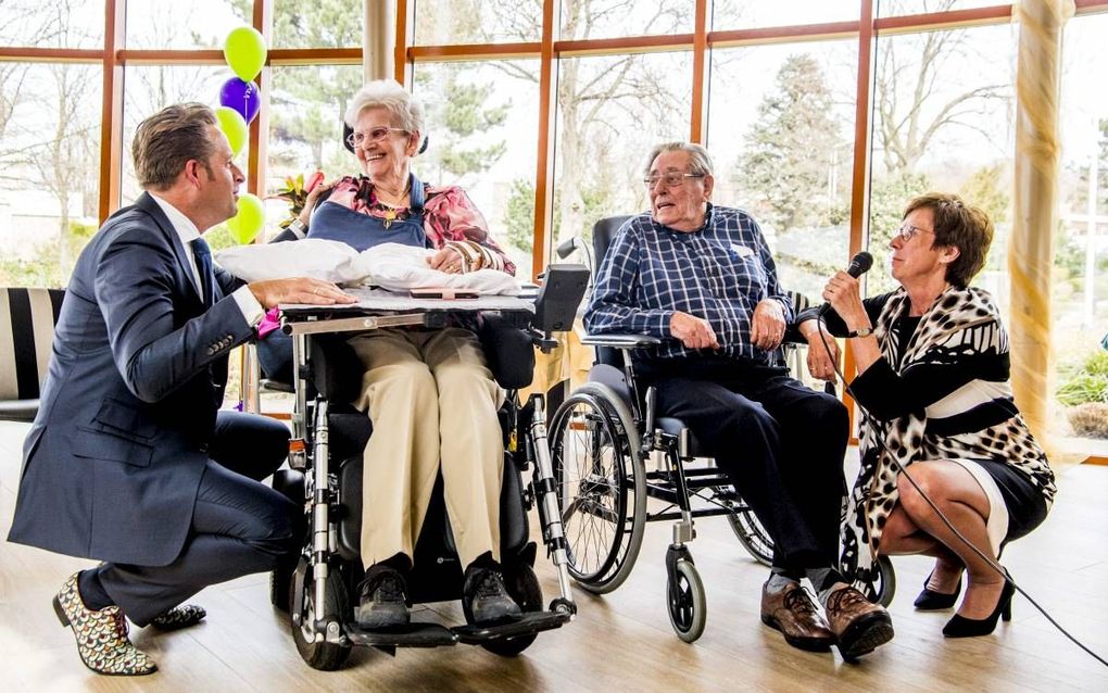 „Het is een goede zaak dat minister De Jonge van Volksgezondheid, Welzijn en Sport het belang van investeren in zorgpersoneel onderstreept. Foto: de minister lanceerde op 10 april het programma ”Thuis in het verpleeghuis” in verpleeghuis De Kreek in ’s Gr