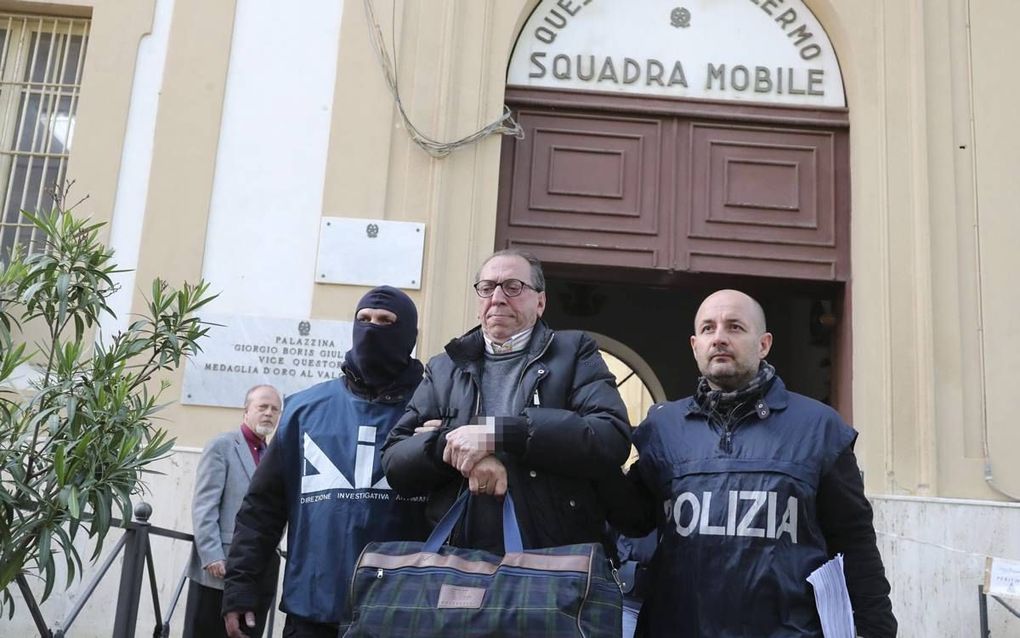 Saro Allegra, de zwager van de meest gezochte maffiabaas van heel Italië bij het politiebureau van Palermo, vorige week. De Italiaanse politie is bezig met een grote operatie om de Siciliaanse maffiabaas Matteo Messina Denaro op te pakken. Messina Denaro 