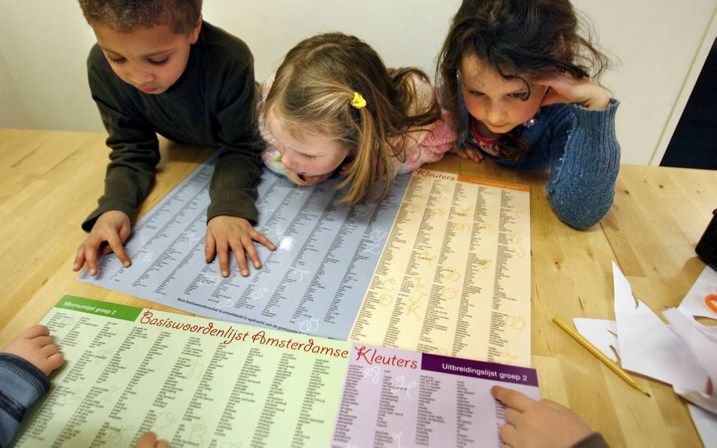 „Leerlingen moesten na 1985 steeds meer zaken leren waar ze op filosofische gronden aan toe zouden zijn, maar waar ze feitelijk niet aan toe waren.” Op de foto kinderen bij een woordenlijst die Amsterdamse kleuters moeten leren van de gemeente. Beeld ANP,