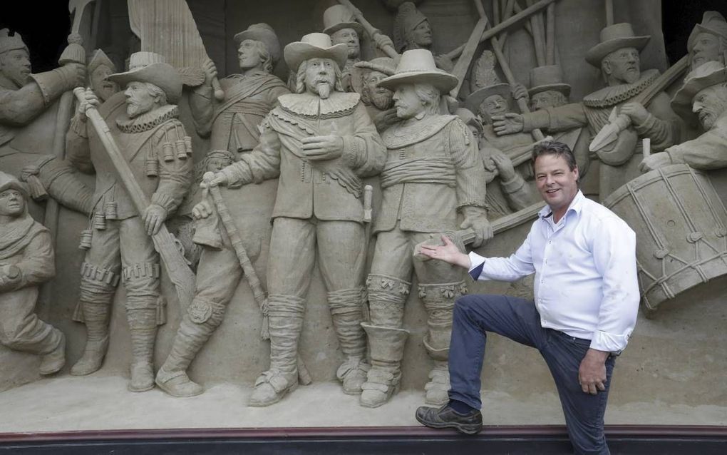 Ondernemer Adri van Ee voor het zandsculptuur van ”De Nachtwacht”. Het kunstwerk zou op grond staan dat een agrarisch bestemmingsplan heeft. Dat leverde de eigenaar van de Beeldentuin het het Zandsculpturenfestijn een dwangsom op van 20.000 euro. beeld Vi