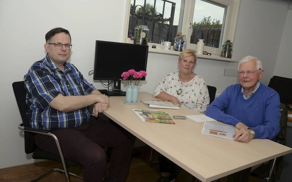 Drie van de vier leden van de Nijkerkse werkgroep vakantieproject (v.l.n.r.): Roland Verhoef, Elza van de Weerdhof en Piet Schreuder. beeld Harry Koelewijn