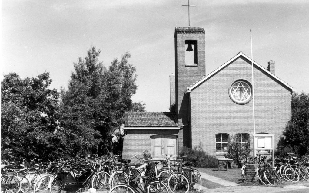 Drukte bij de gereformeerde kerk in Midsland, jaren 60. beeld Albert Roos